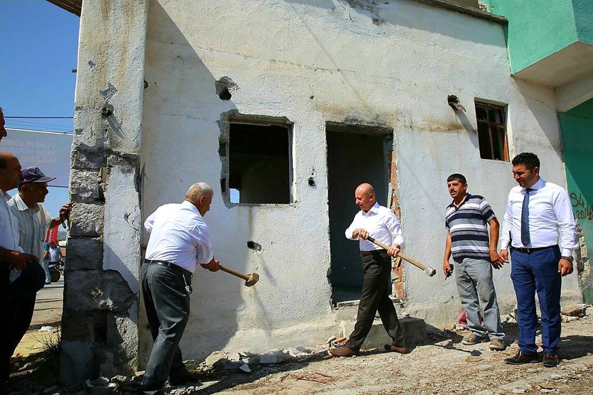 Yunus Emre Mahallesindeki Yıkım Töreni Güle Oynaya Geçti