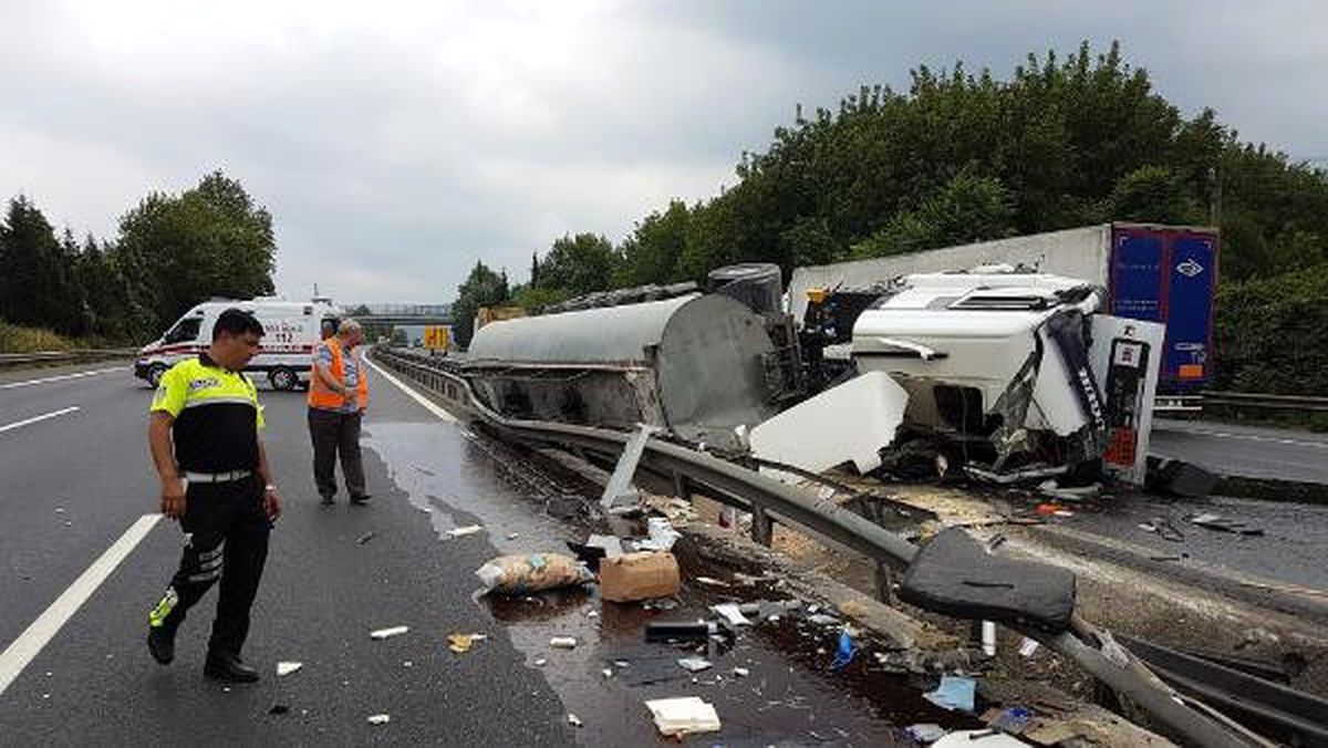 Asfalt Maddesi Yüklü Tanker Devrildi: 1 Yaralı