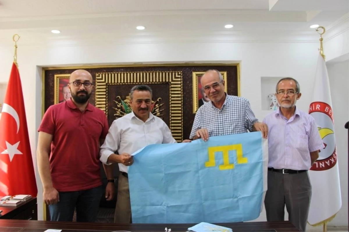 Başkan Tutal\'a Kırım Bayrağı Hediye Edildi