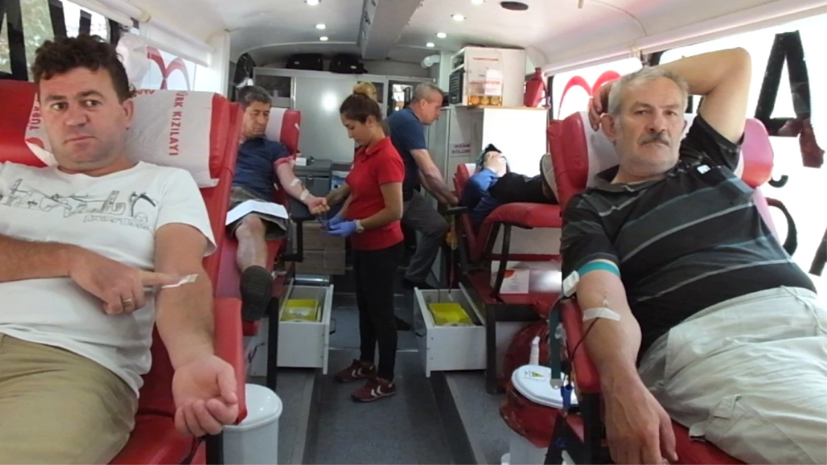 Burhaniye\'de Kan Bağışı Kampanyasına Yoğun İlgi