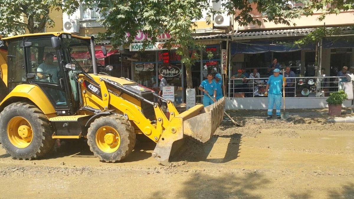 Çamura Bulanan Cadde ve Sokakları Süleymanpaşa Belediyesi Temizledi