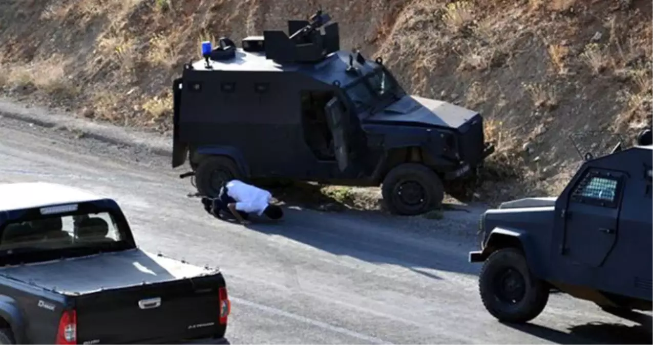 Cizre\'de Zırhlı Polis Aracına Saldırı! 4 Polis Yaralandı