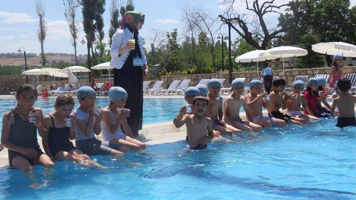 Edremitli Çocukların Havuz Keyfi