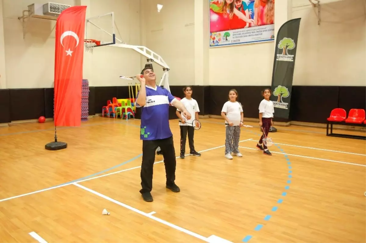 Fadıloğlu, Gençlerle Badminton Oynadı