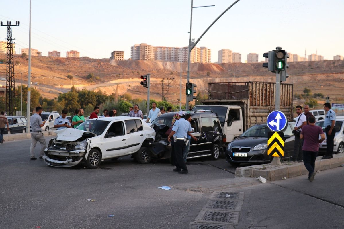 Freni Boşalan Kamyon Araçlara Çarptı: 5 Yaralı