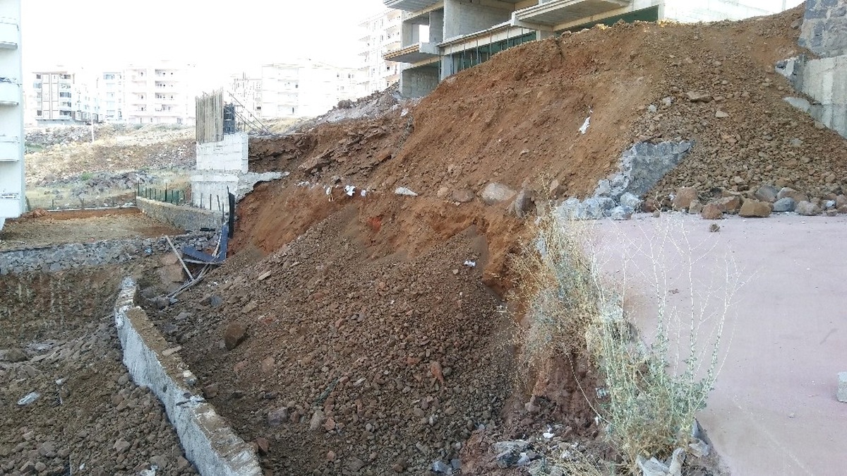 Gaziantep\'te 3 İşçi Çöken İstinat Duvarının Enkazında Kaldı