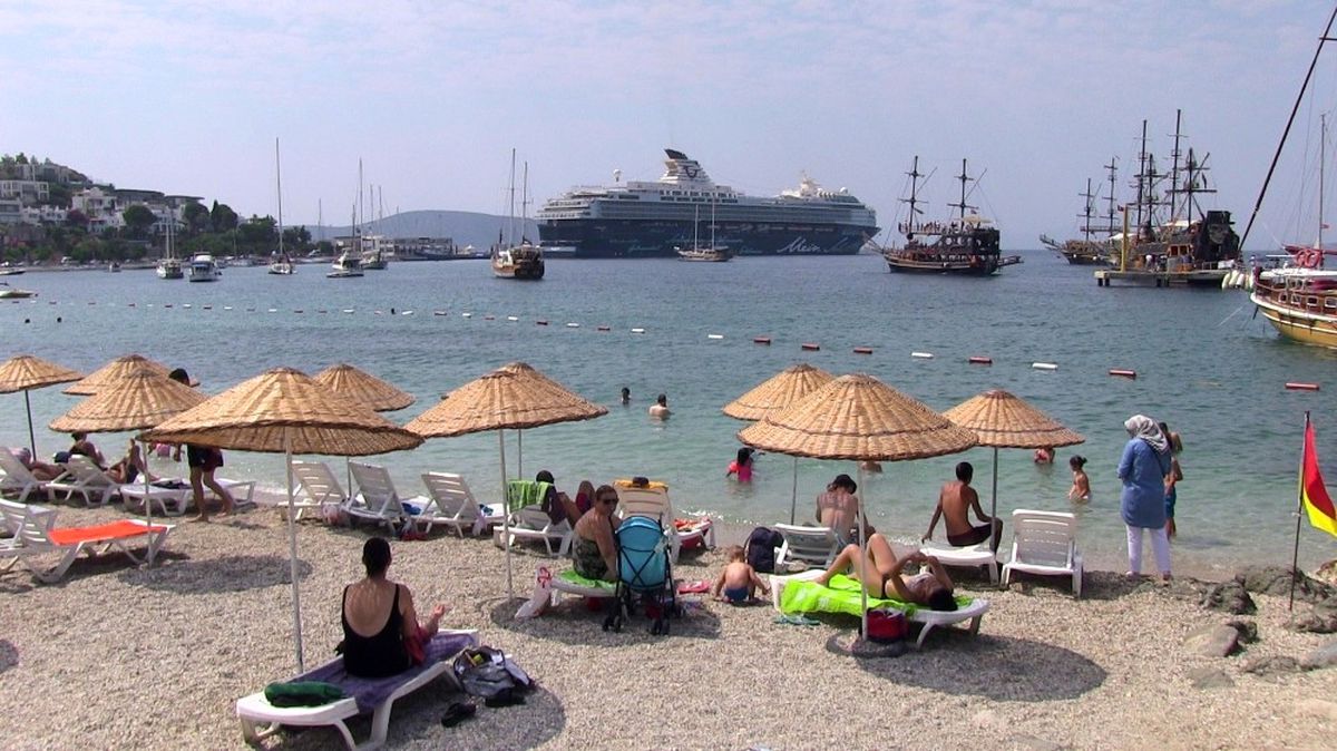Gemiden İnen 3 Bin Turist Bodrum\' Hareketlendirdi