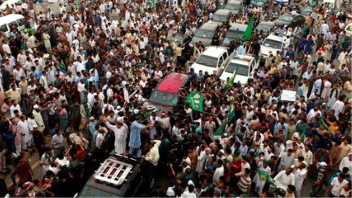 Görevden Alınan Eski Pakistan Başbakanı İslamabad\'dan Ayrıldı