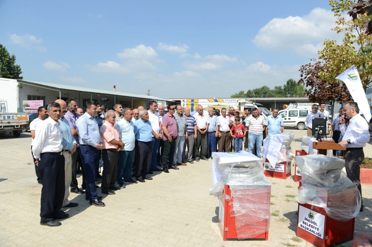 İnegöl\'de Salça Çekme Makinesi Olmayan Köy Kalmadı