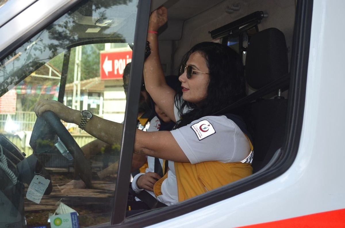 Kadın Paramedik Hem Ambulans Kullanıyor Hem Müdahale Ediyor