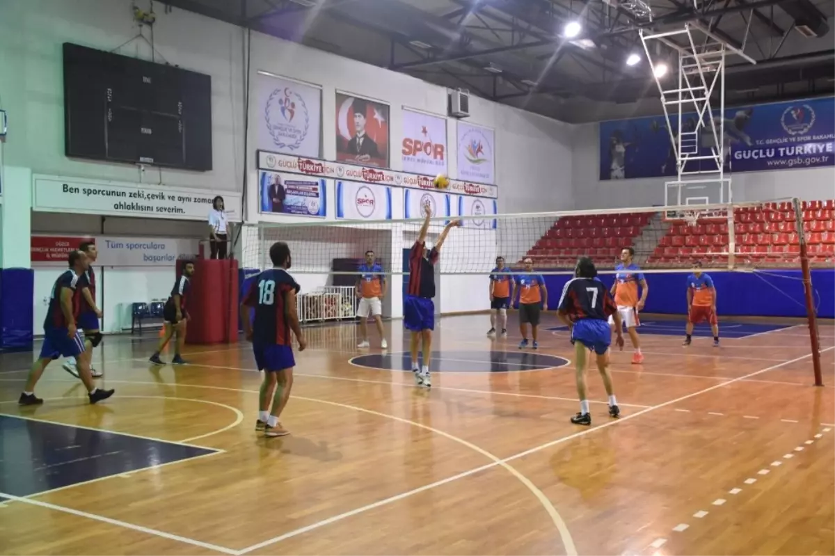 Kurumlar Arası Voleybol Maçları Oynanıyor