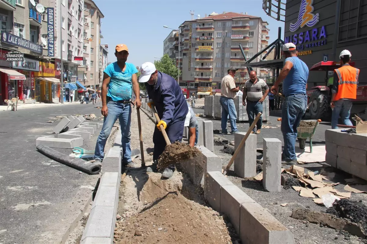 Milli İrade Caddesinde Refüj Yapımı Sürüyor