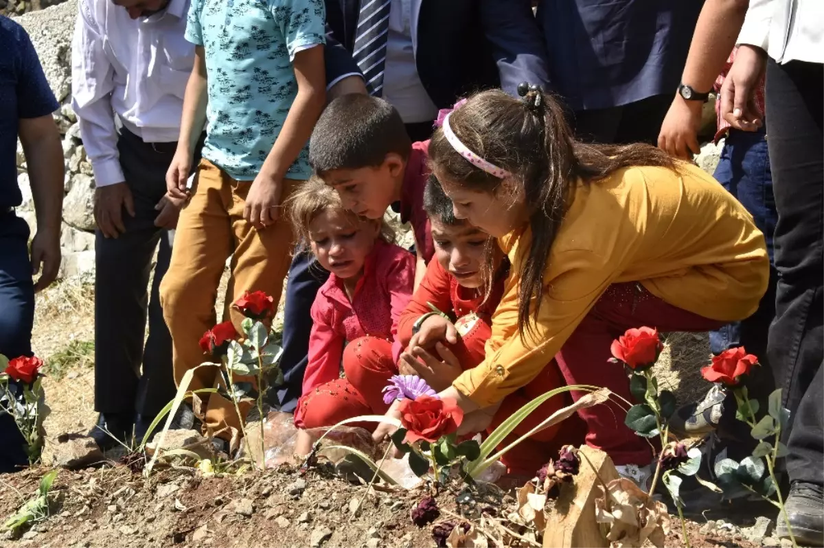 Öğrencileri Şehit Öğretmenin Kabrini ve Ailesini Ziyaret Etti