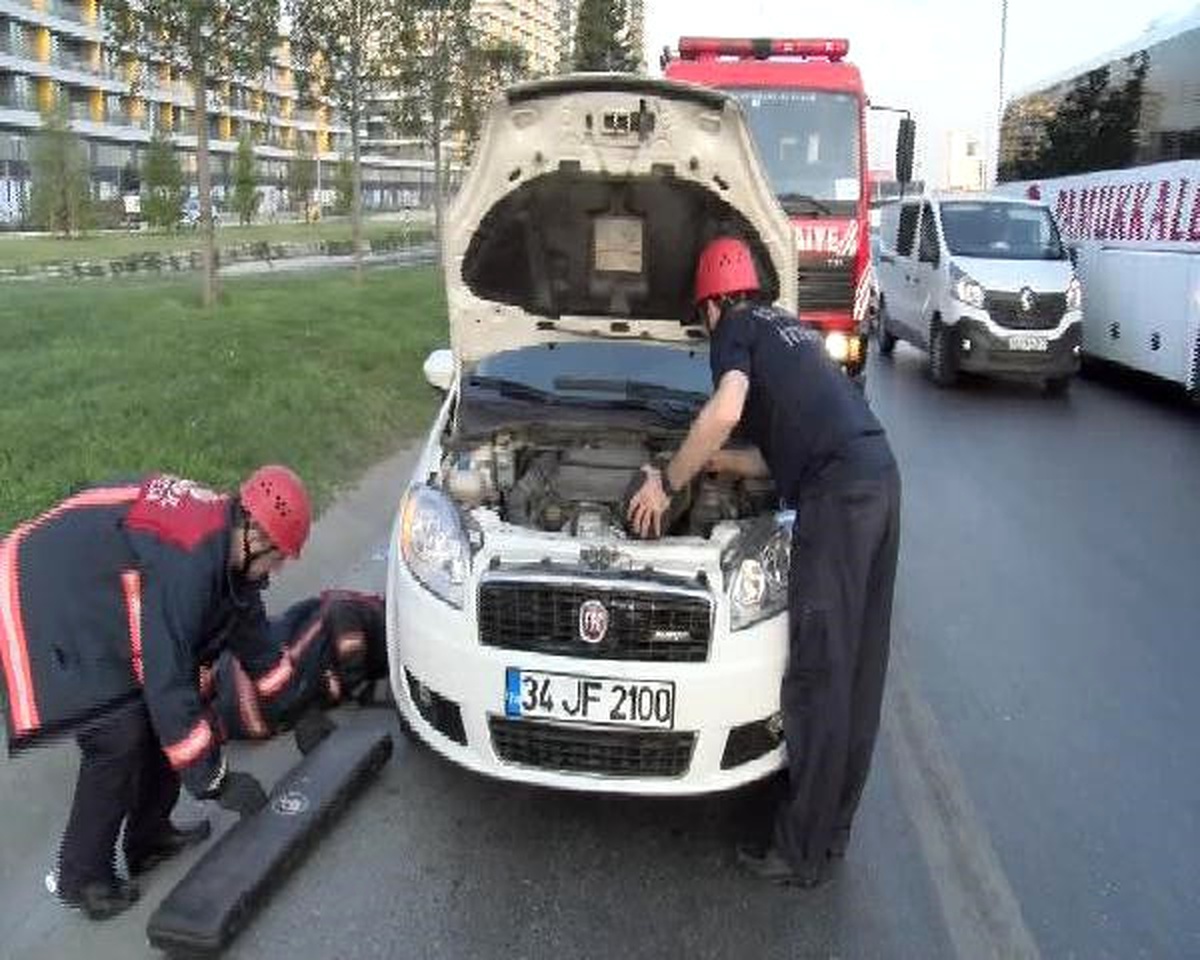 Otomobilin Motor Kısmına Sıkışan Yavru Kediyi İtfaiye Ekipleri Kurtardı