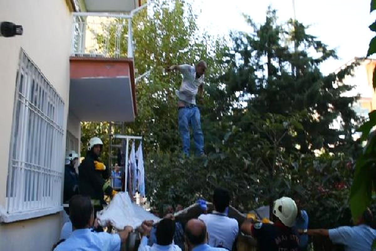 Oturduğu 3\'üncü Kattaki Evinin Balkonundan Atladı