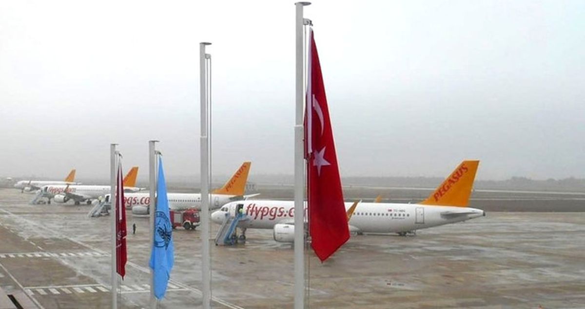 Sabiha Gökçen\'de, Pistteki Çukur Yüzünden Uçaklar Ne İnebildi Ne Kalkabildi!