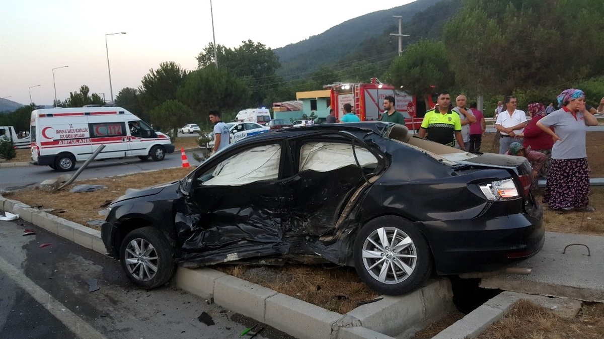 Samsun\'da İki Otomoil Çarpıştı: 5 Yaralı