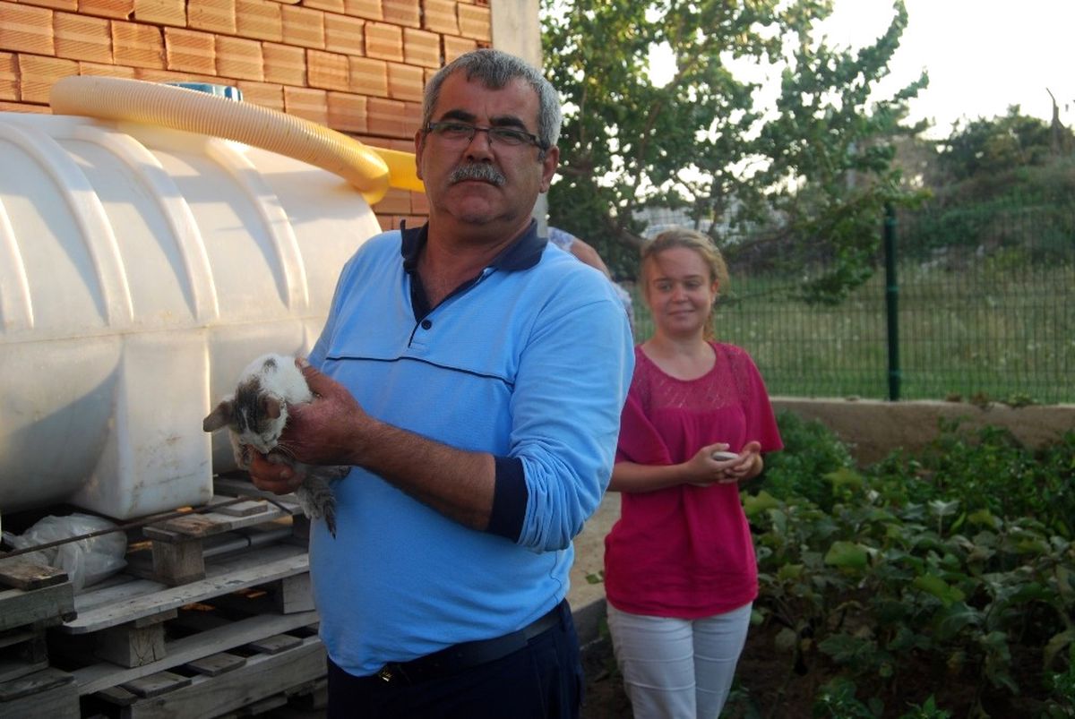 Su Borusuna Sıkışan Yavru Kediyi İtfaiye Kurtardı