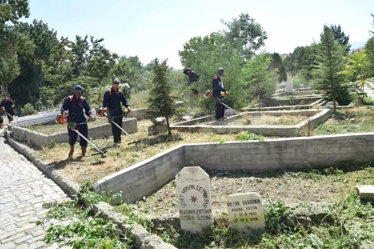 Şuhut\'ta Mezarlık Temizliği Yapıldı