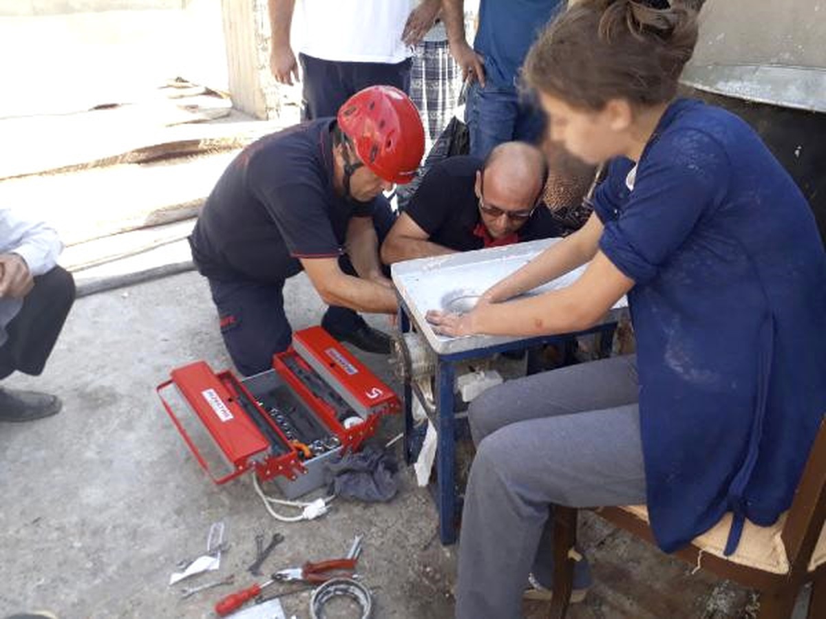 Tarhana Çekerken Elini Kıyma Makinesine Sıkıştı