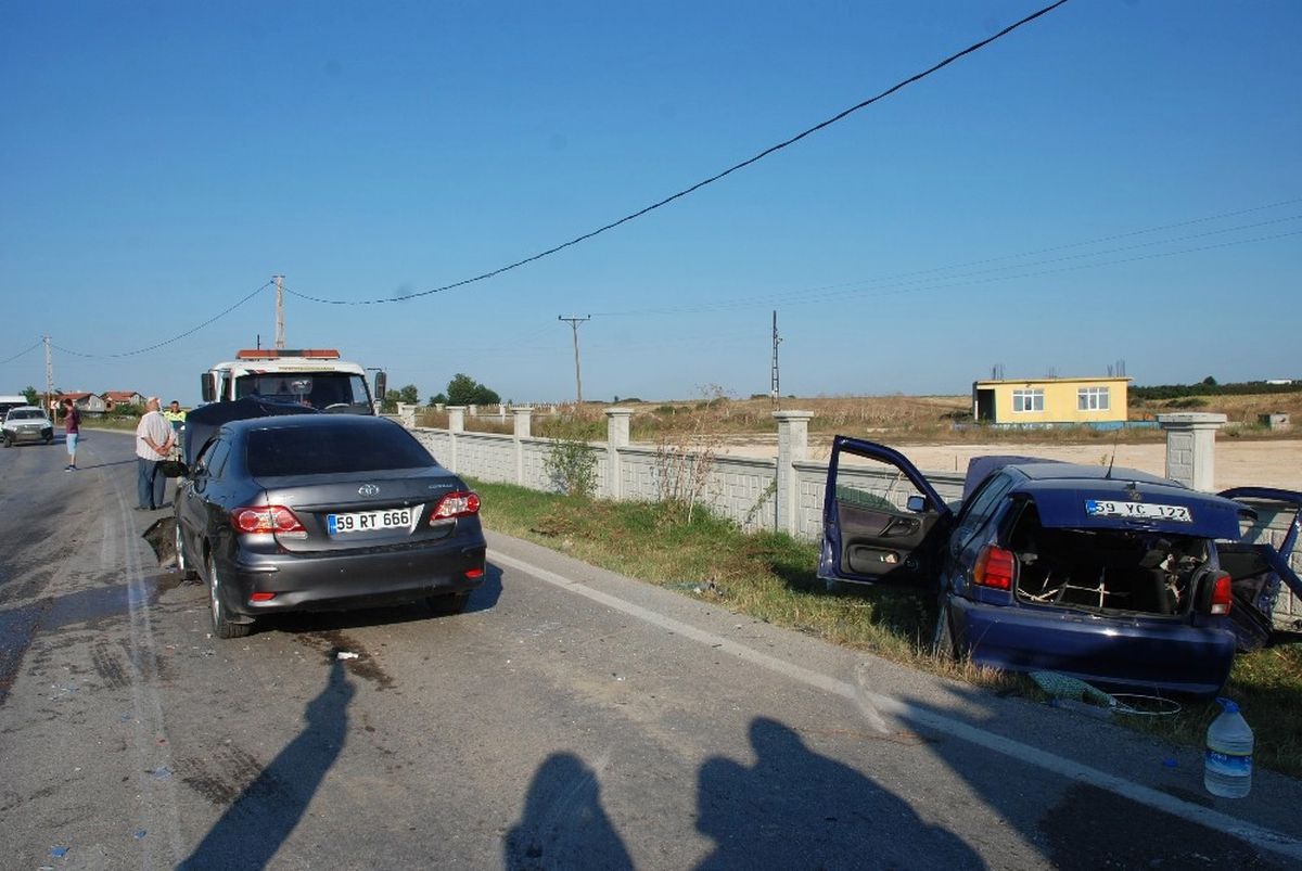 Tekirdağ\'da İki Otomobil Çarpıştı: 4 Yaralı