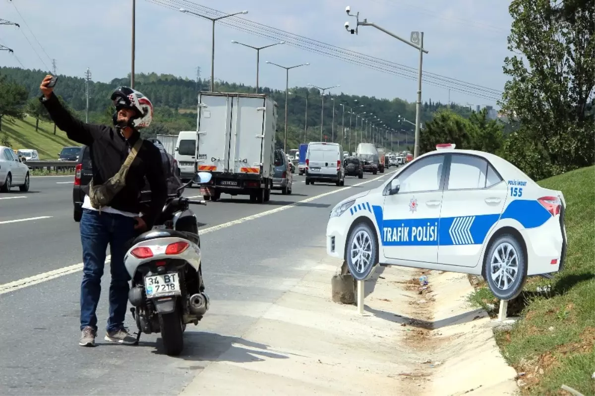 TEM Otoyolu\'na Konulan Maket Polis Aracı, Görenleri Şaşkına Çeviriyor