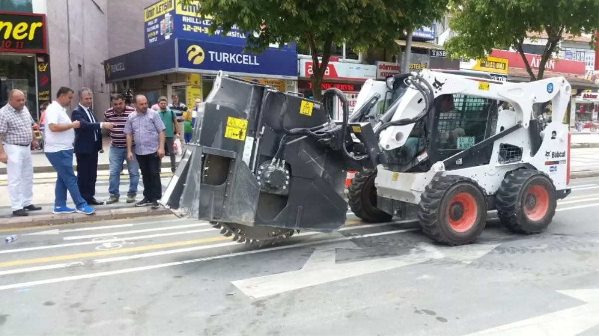 Tramvay Yolu İçin Kanal Açılıyor