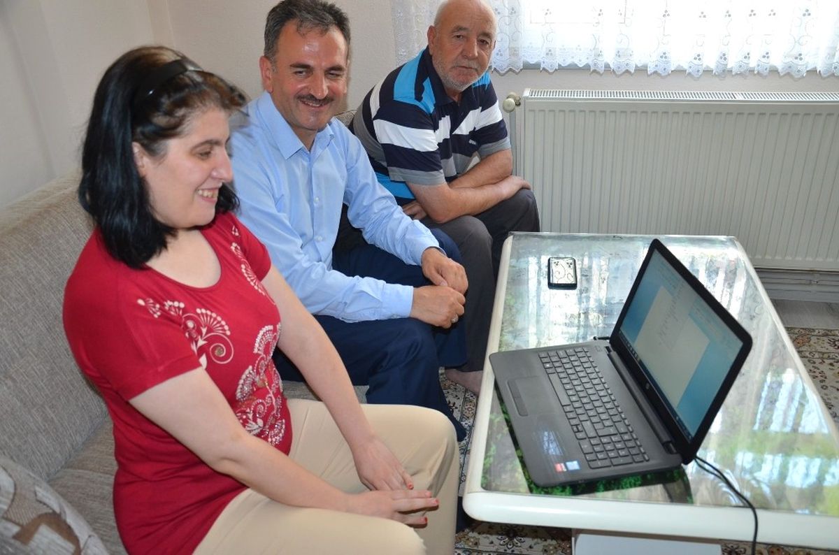 Yılmaz\'dan Engelli Öğrenciye Laptop