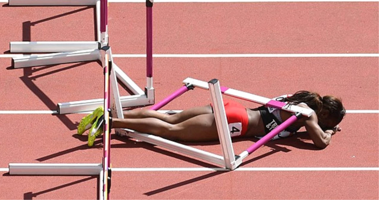 100 Metre Engellide Kadın Atlet, Engele Takılarak Yere Düştü