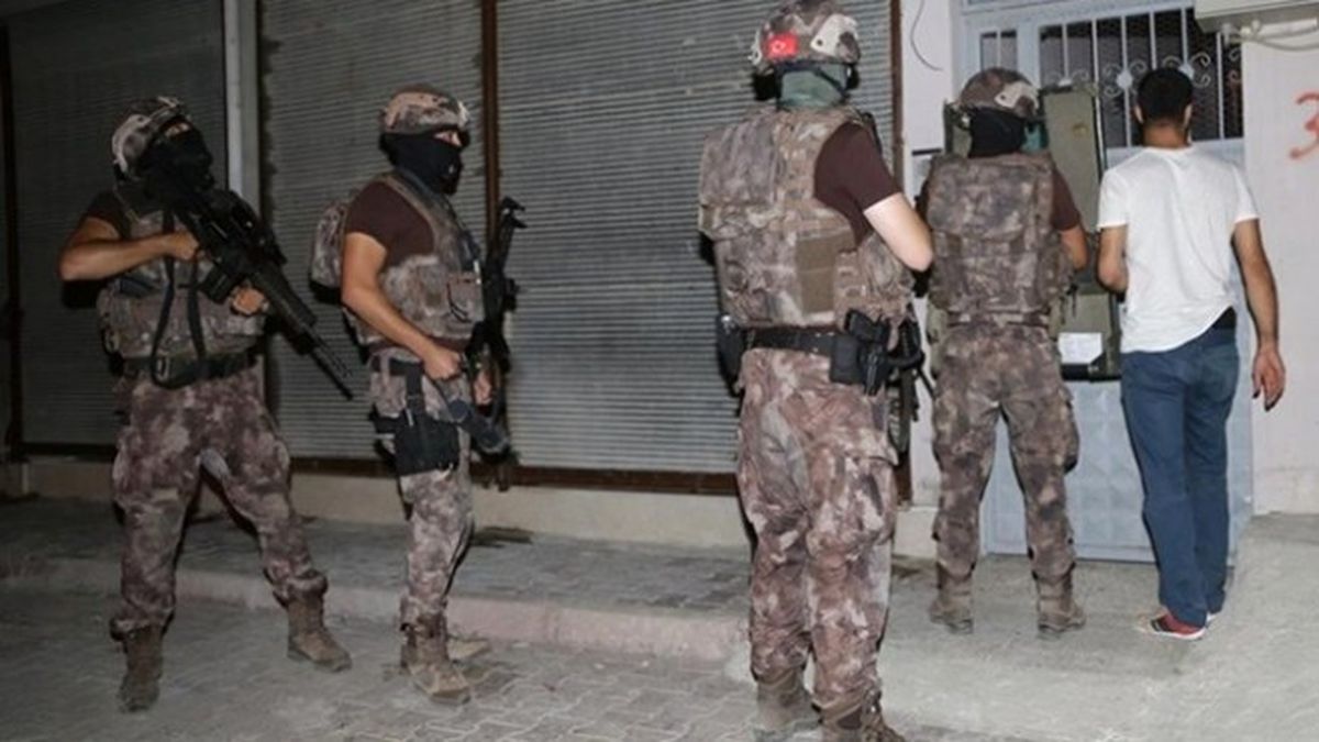 Adana\'da Şafak Vakti Operasyon: 20 Gözaltı