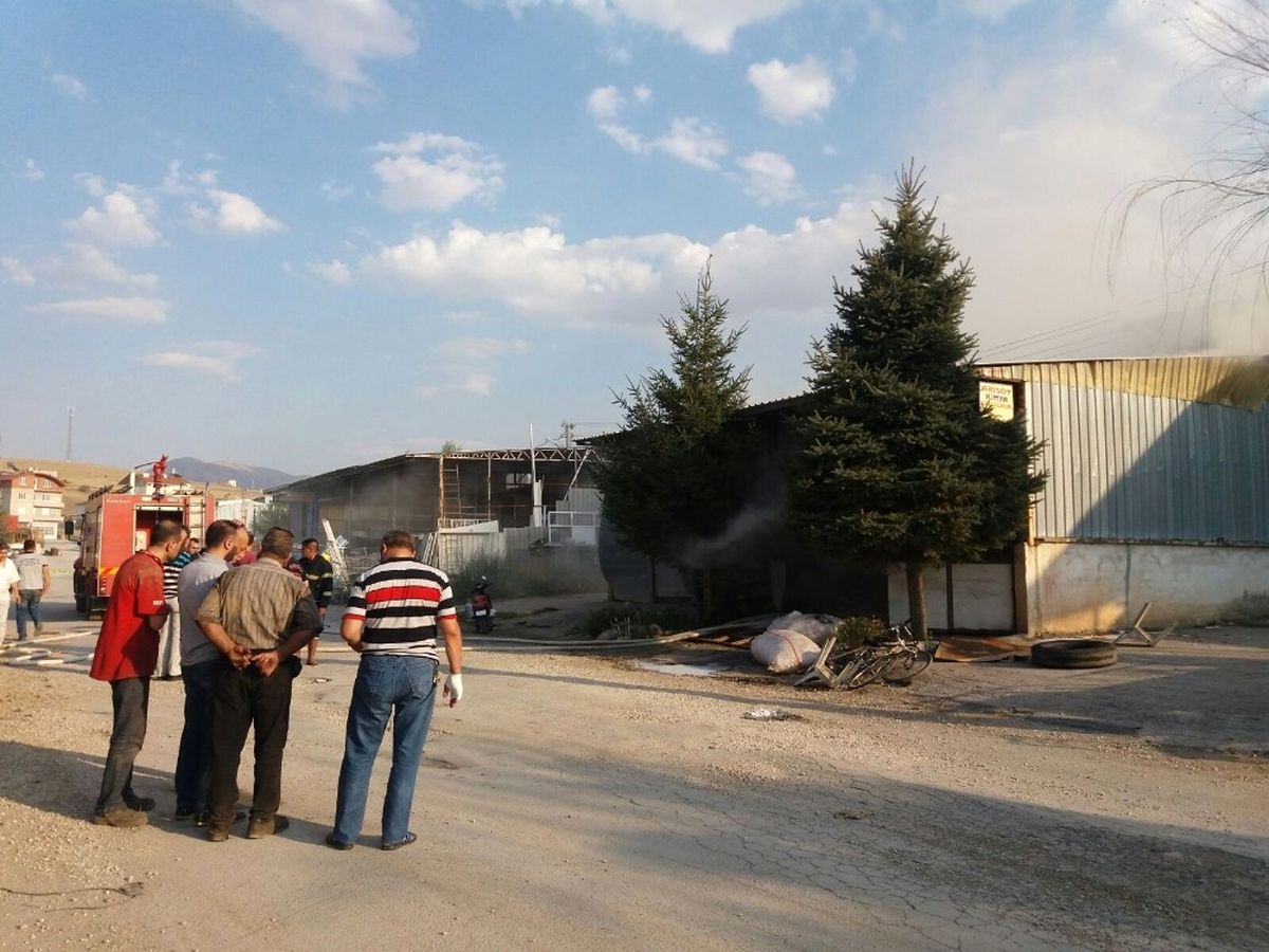 Afyonkarahisar\'da Kalem Fabrikasında Yangın