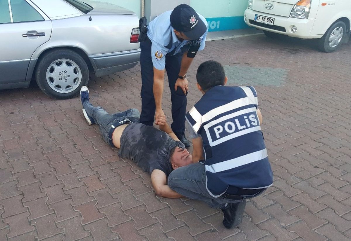 Alkol Komasına Giren Adam Ekipleri Çileden Çıkarttı