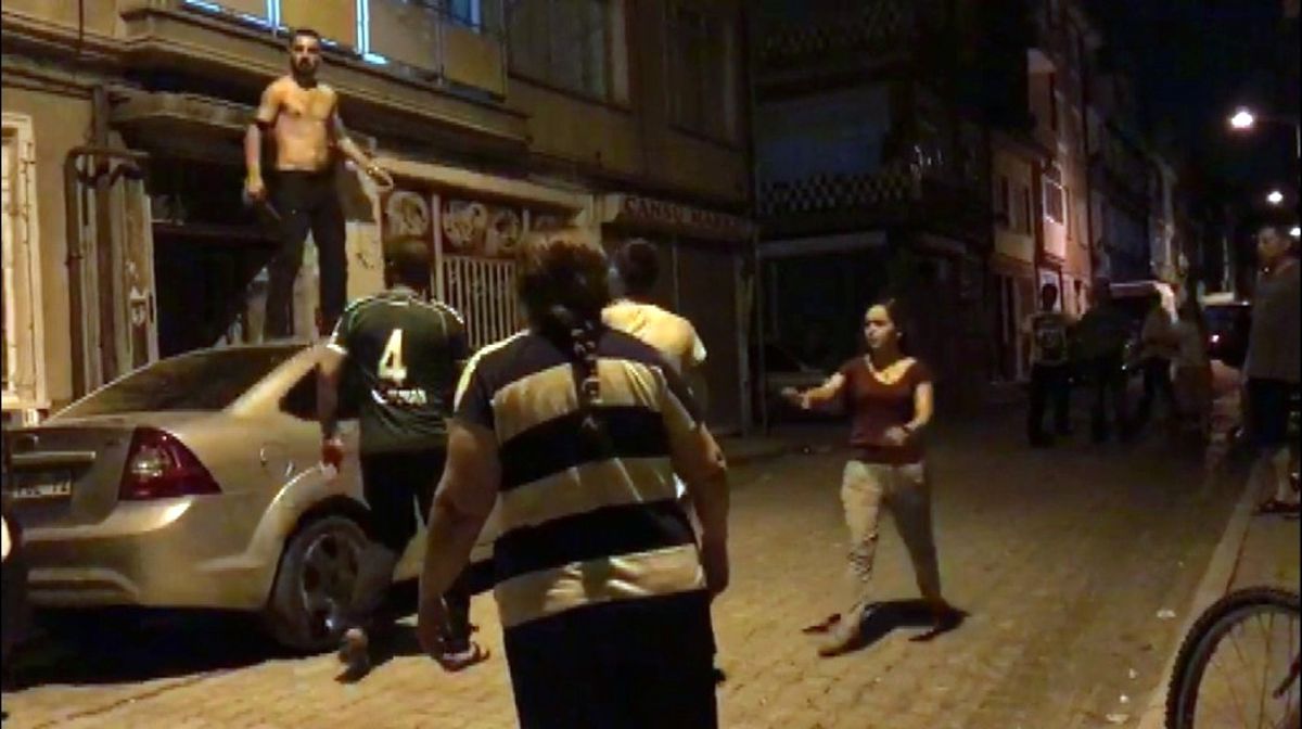 Alkollü Şahıs Araçların Üzerine Çıkarak Kendini Kesmek İstedi