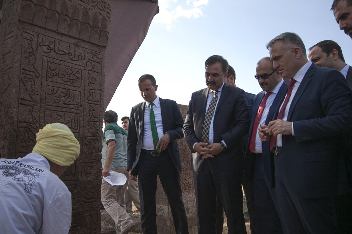 Bakan Ağbal, Ahlat\'ın Tarihi Mekanları Gezdi