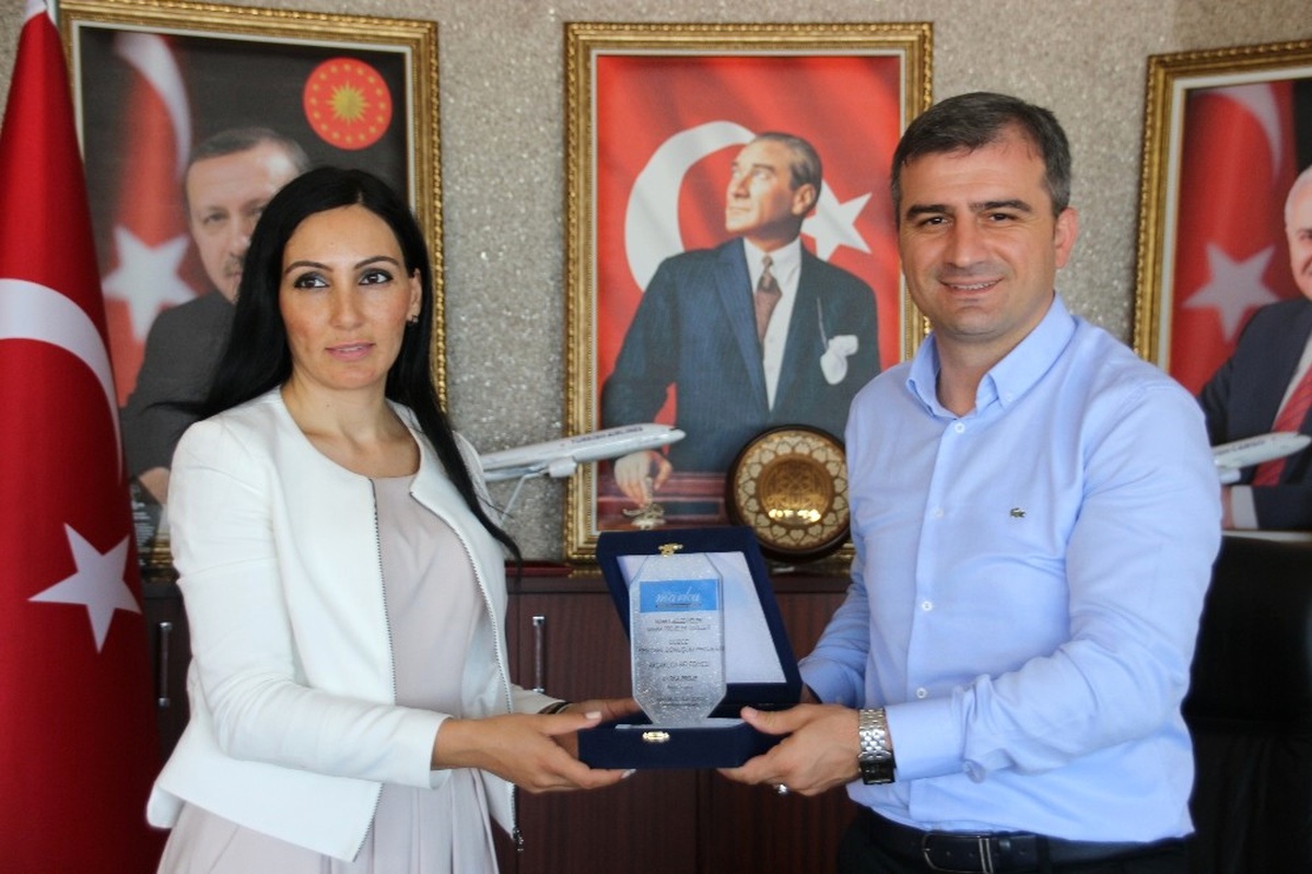 Başkan Cüneyt Yemenici\'ye İki Ödül