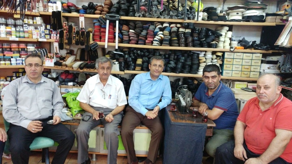 Başkan Pamuk, Esnaf ve Vatandaşlarla Bir Araya Gelerek Sorunlarını Dinliyor