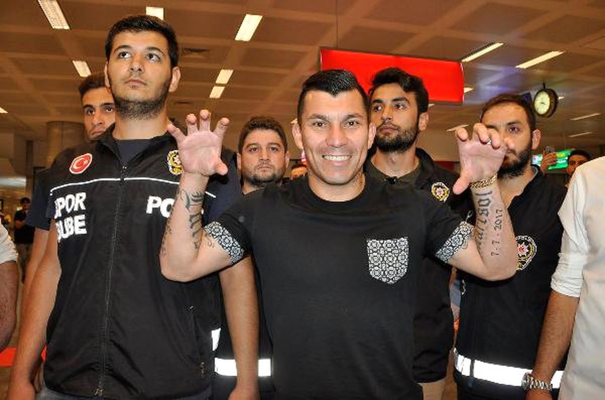 Beşiktaş\'ın Yeni Transferi Medel\'e Coşkulu Karşılama