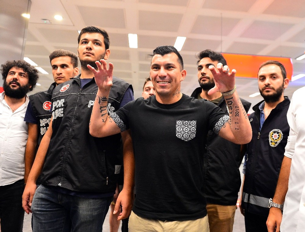 Beşiktaş\'ın Yeni Transferi Medel, İstanbul\'a Geldi