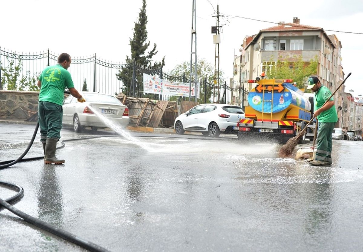 Beyoğlu\'nda Cadde ve Sokaklar Sabunlu Su ile Yıkanıyor