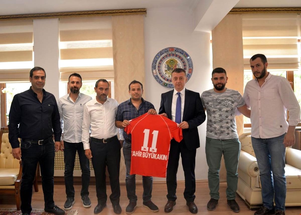 Bilecikspor\'dan Vali Büyükakın\'a 11 Numaralı Bilecikspor Forması