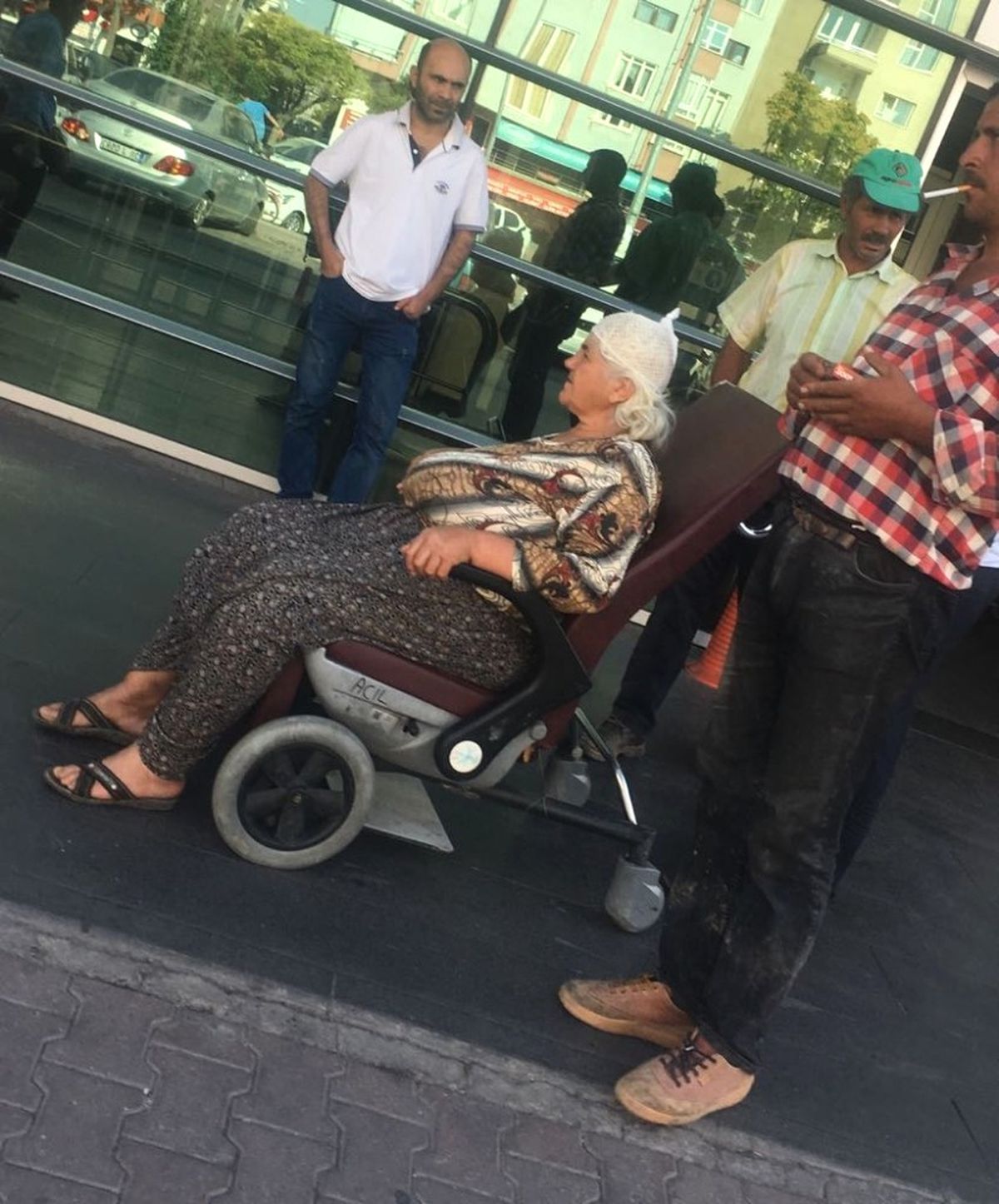 Boğanın Tekmelediği Kadın Başından Yaralandı
