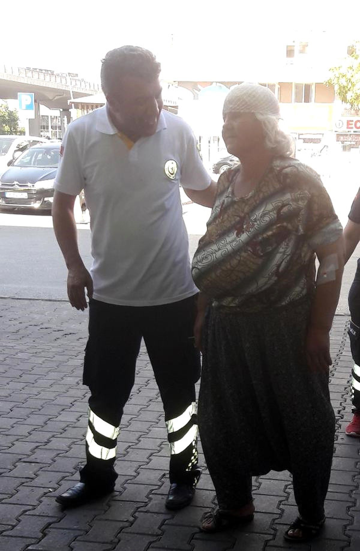 Boğanın Tekmelediği Yaşlı Kadın, Hastanelik Oldu