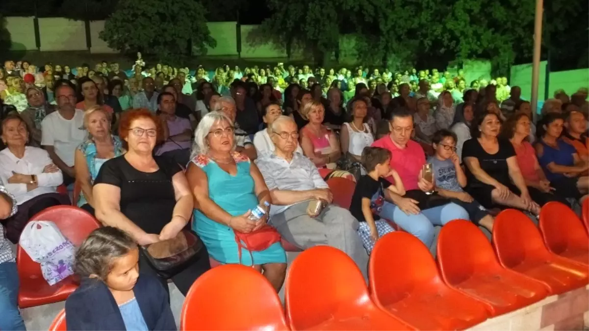 Burhaniyeli Sanatçılardan Türkü ve Şarkı Ziyafeti