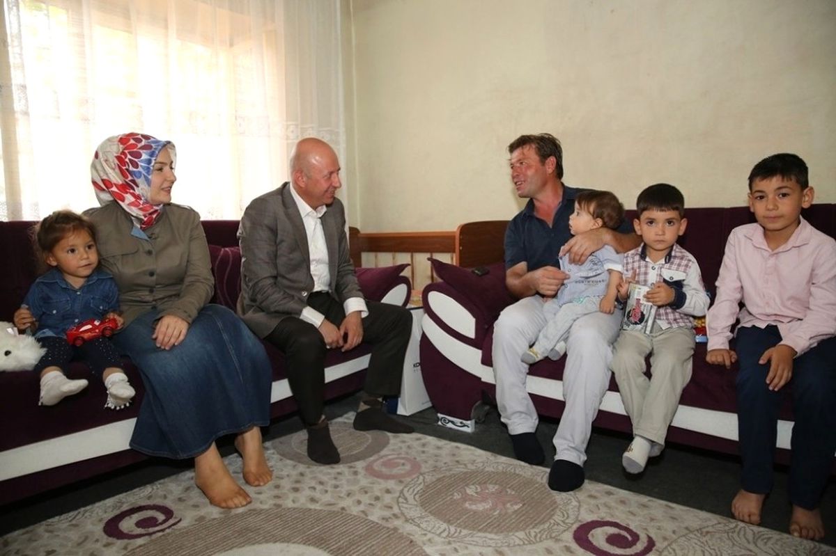 Çolakbayrakdar Çifti Çat Kapı Ziyaretlere Devam Ediyor