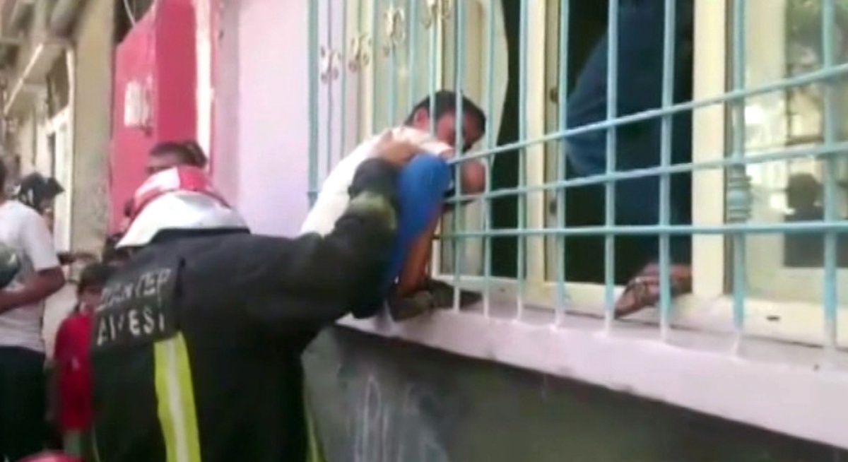 Demir Parmaklıklara Sıkışan Çocuğu İtfaiye Kurtardı