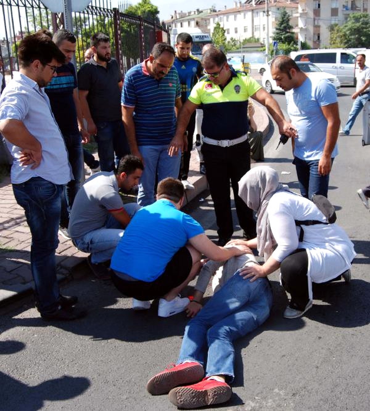 Düğün Hazırlığı Yapan Motosikletli Kuryeye Otomobil Çarptı