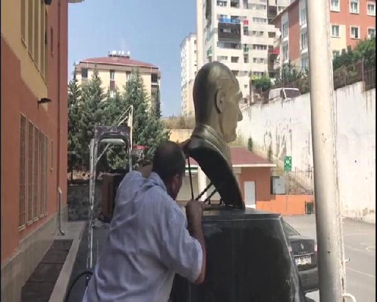 Ek Fotoğraflarla) - Okul Bahçesindeki Atatürk Büstünü Söken Kişi Gözaltına Alındı