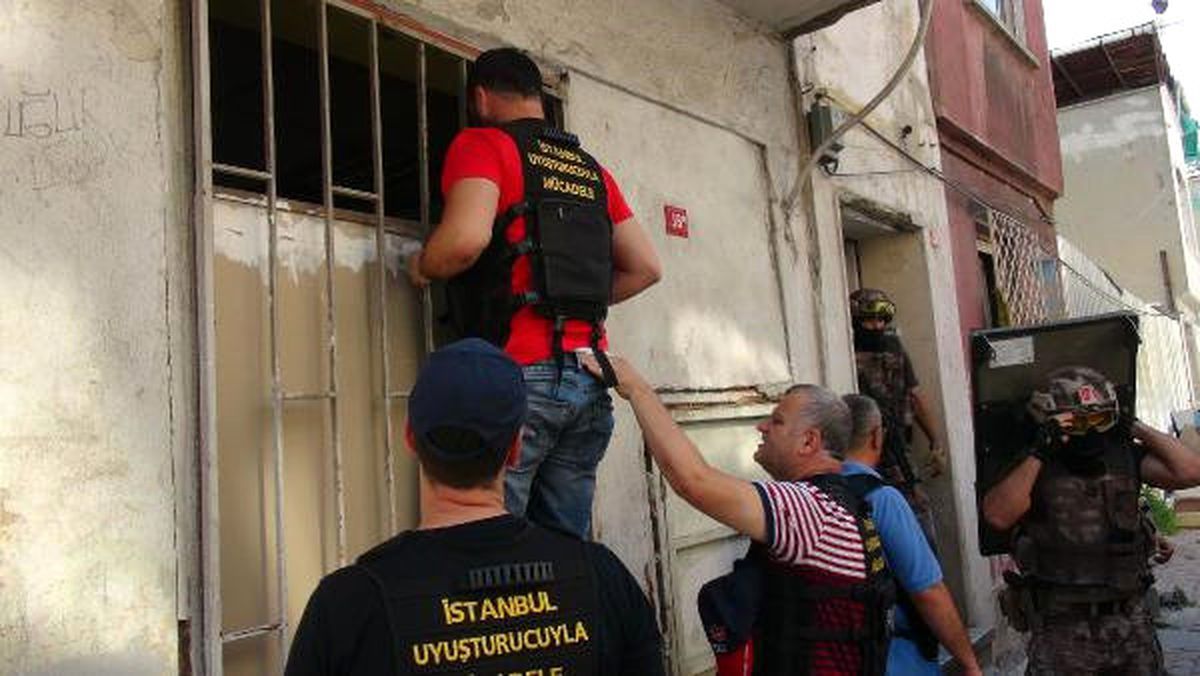 Fatih\'te Helikopter Destekli Uyuşturucu Operasyonu: 12 Gözaltı