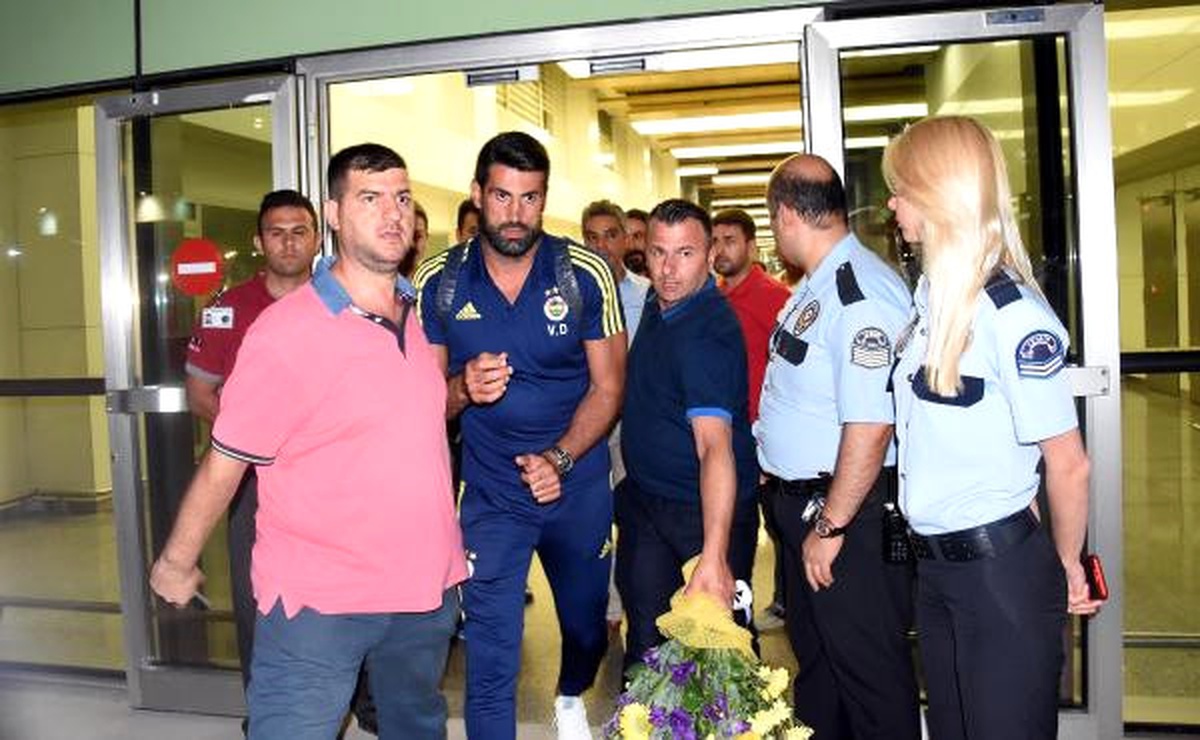 Fenerbahçe\'ye İzmir\'de Coşkulu Karşılama