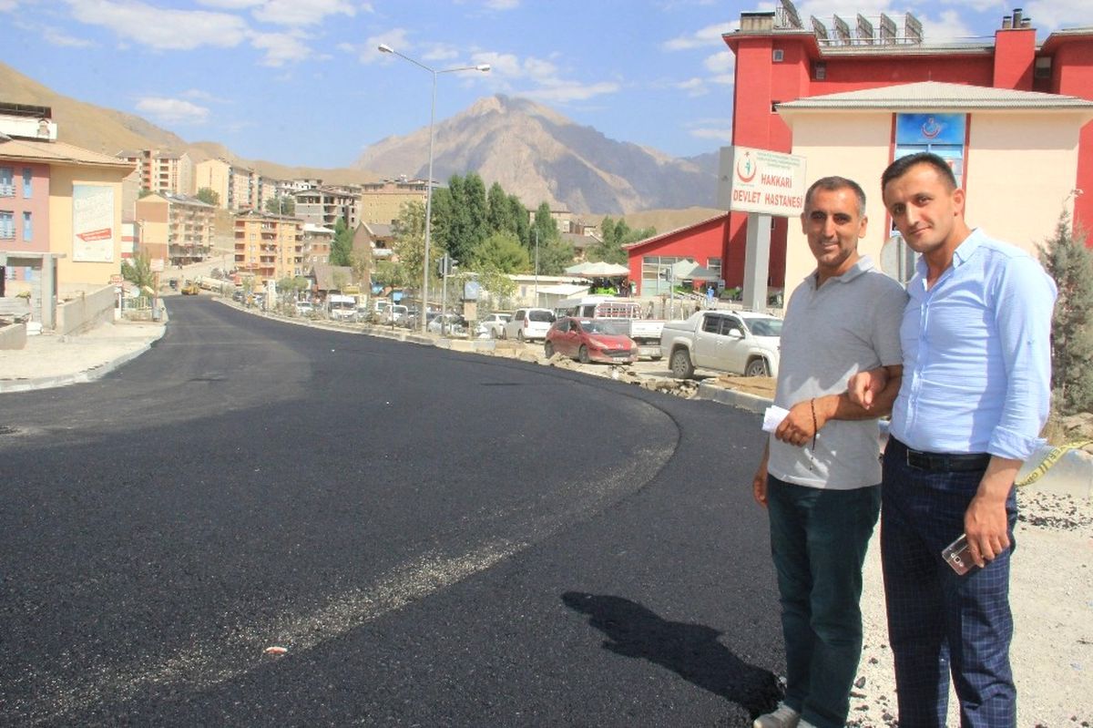 Hakkarililer Asfalt Yolla Tanıştılar